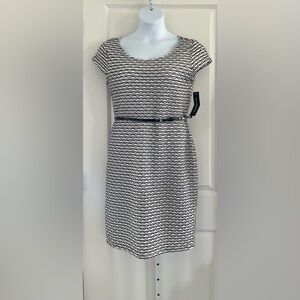 Sharagano Black And Ivory Belted Dress.
Size 12.
Stretchy.
Lined Up Top.
